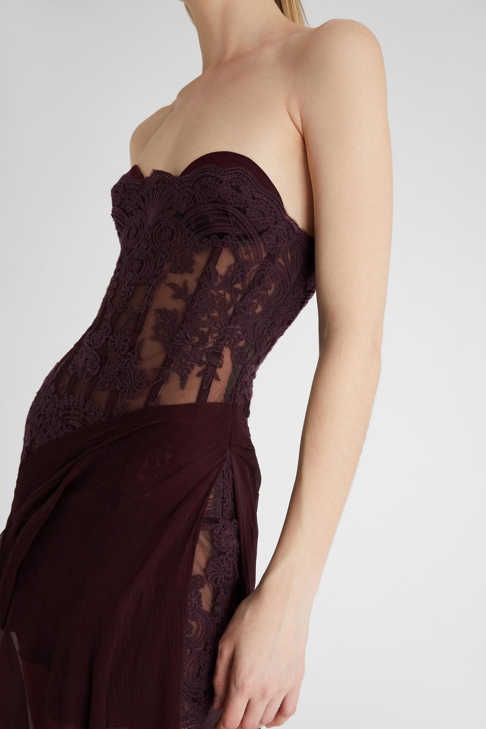 Long dress in burgundy lace and silk
