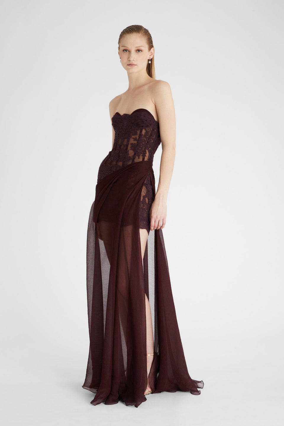 Long dress in burgundy lace and silk