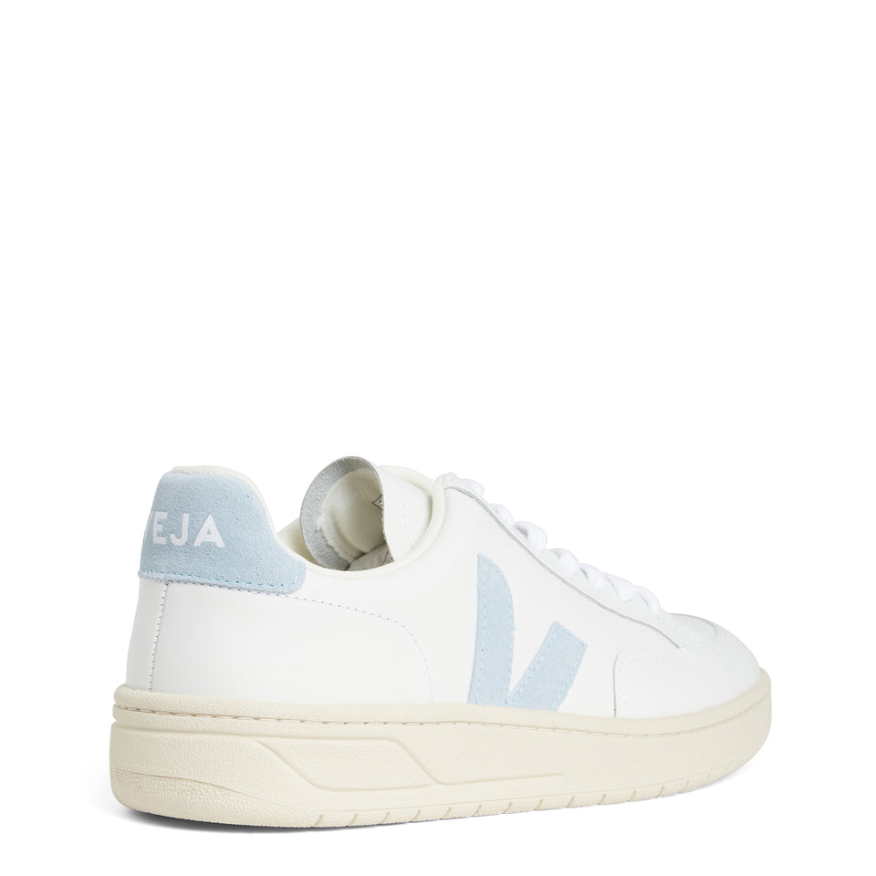 Sneakers in pelle bianca e azzurra