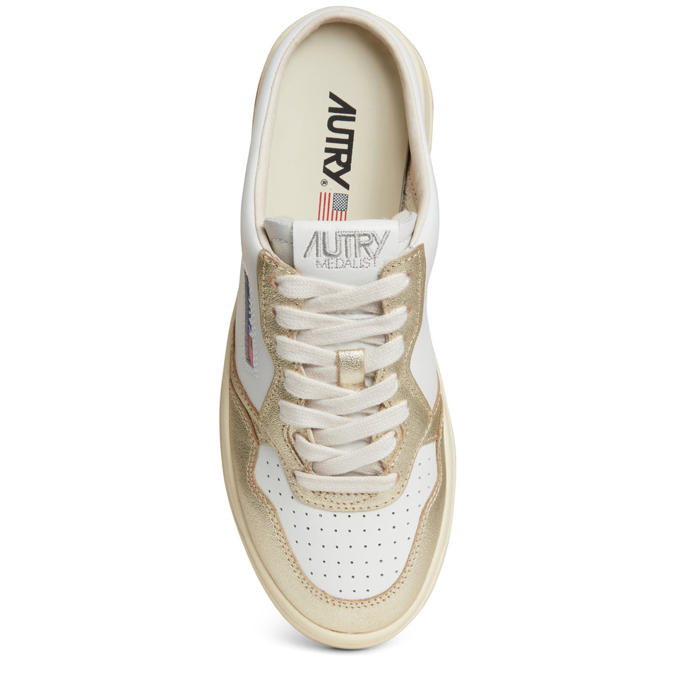 ''Medalist Low'' mule sneakers in white and gold leather