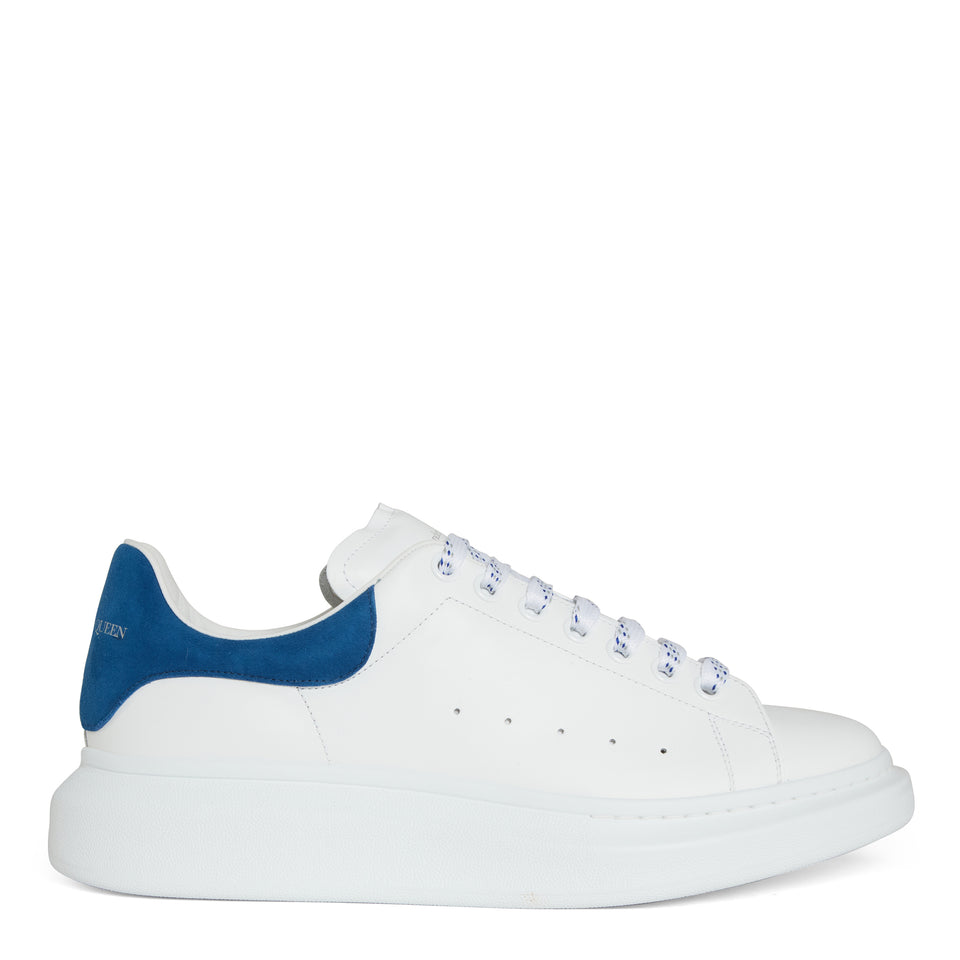 Sneakers oversize in pelle bianca e blu