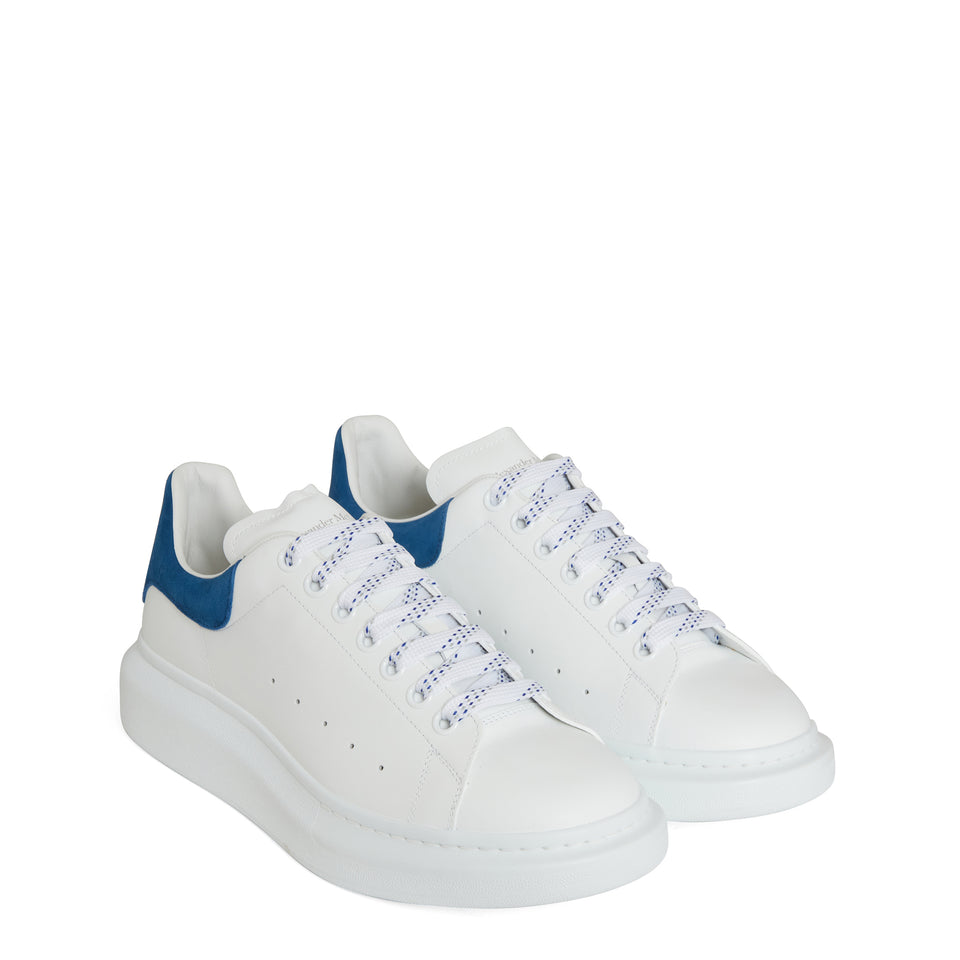 Sneakers oversize in pelle bianca e blu