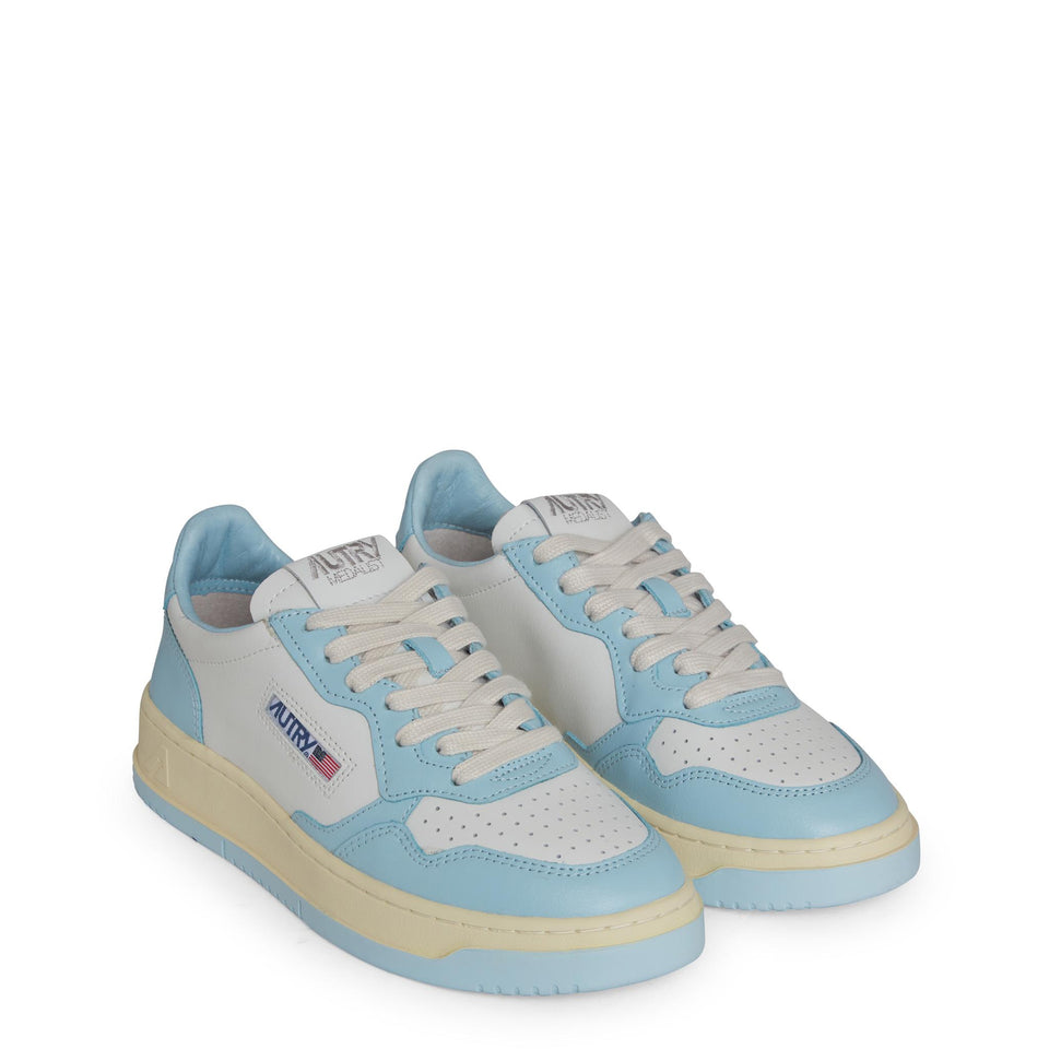 Senakers ''Medalist Low'' in pelle bianca e azzurra AULW WB40WHT/ST BLUE AUTRY 