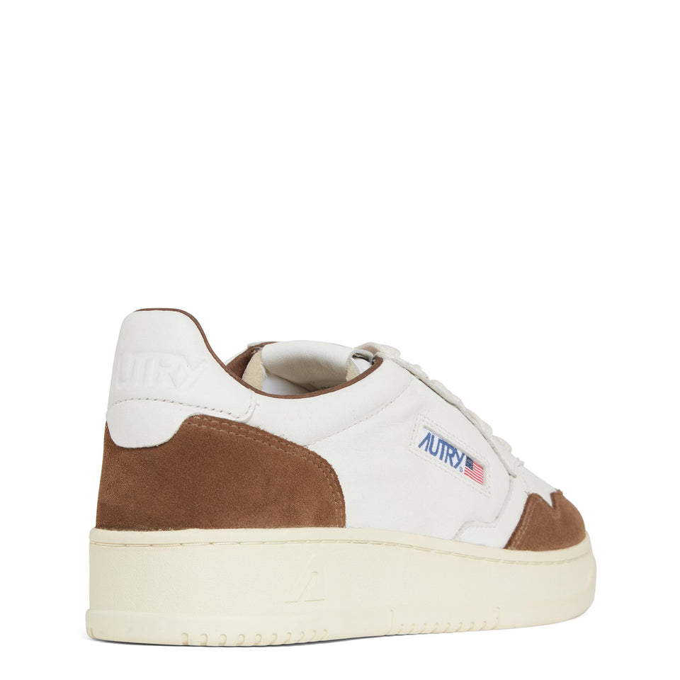 Sneakers ''Medalist Low'' in pelle bianca e marrone AULM-GS34 WHT/CIGAR AUTRY 