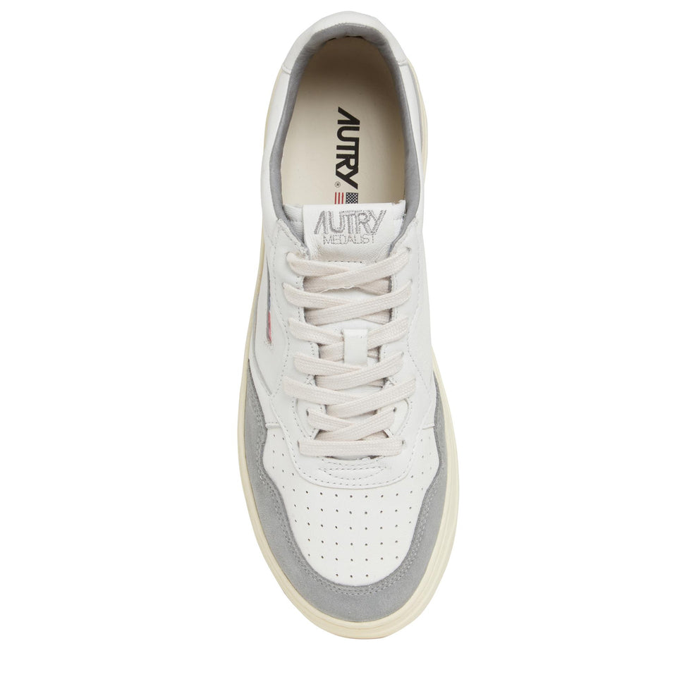 Sneakers ''Medalist Low'' in pelle bianca e grigia AULM-GS37 WHT/GREY AUTRY 