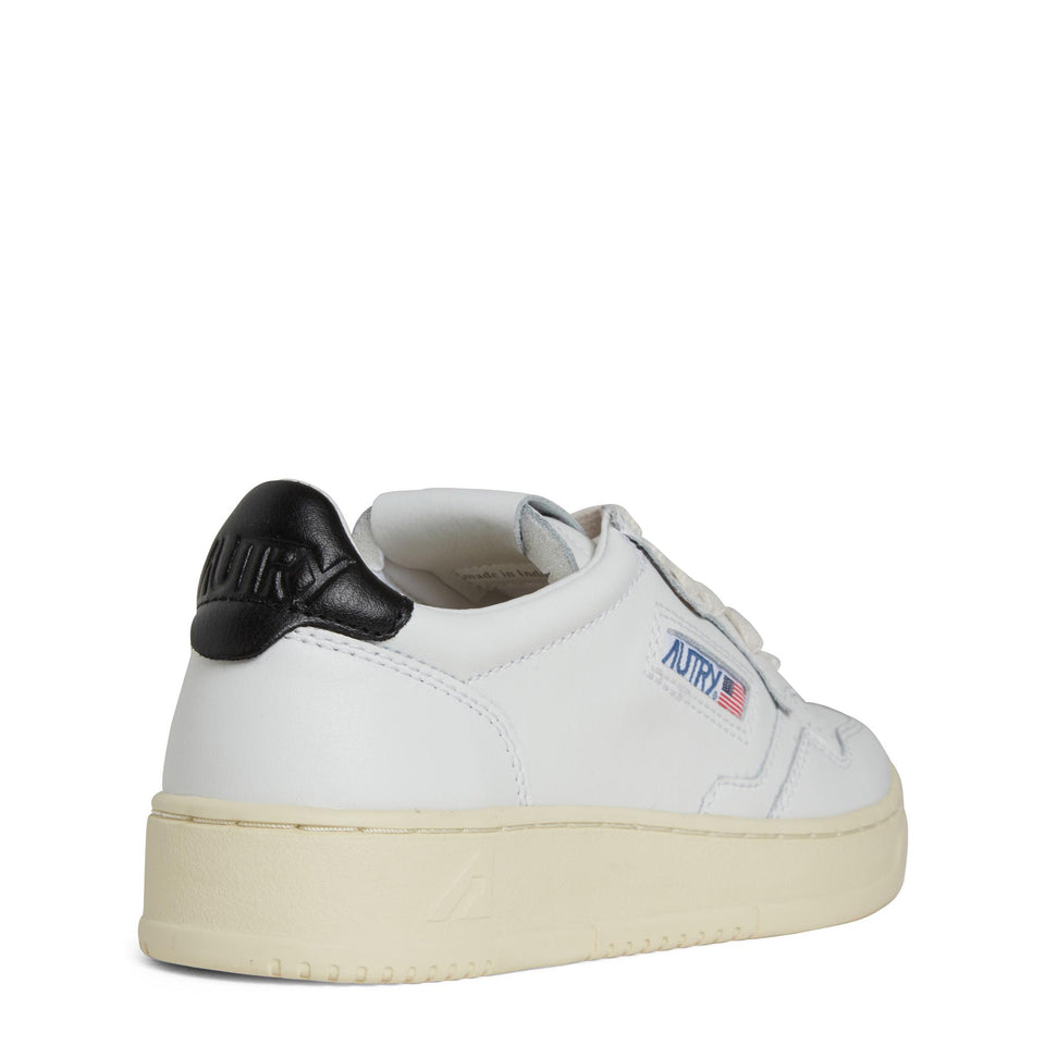 Sneakers ''Medalist Low'' in pelle bianca e nera AULW LL22WHT/BLACK AUTRY 