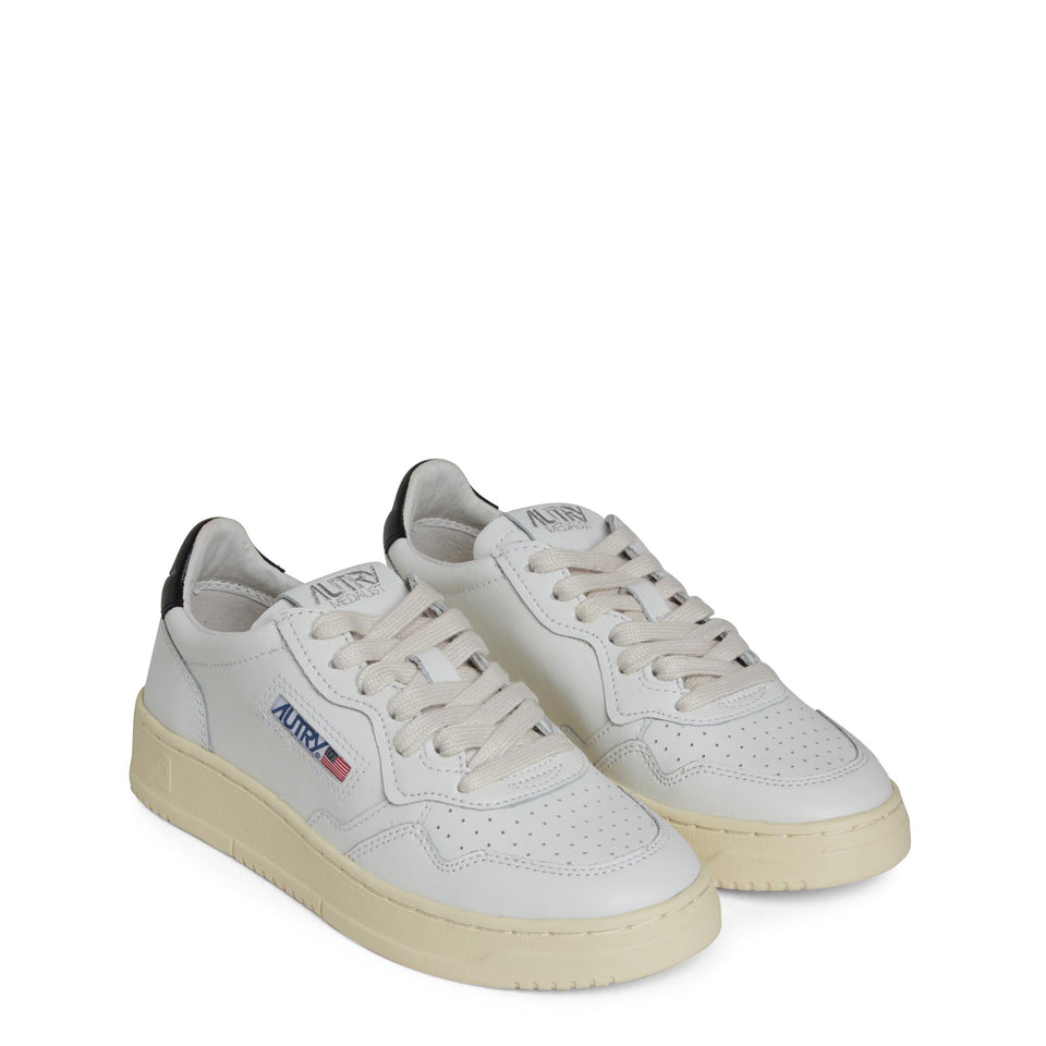 Sneakers ''Medalist Low'' in pelle bianca e nera AULW LL22WHT/BLACK AUTRY 