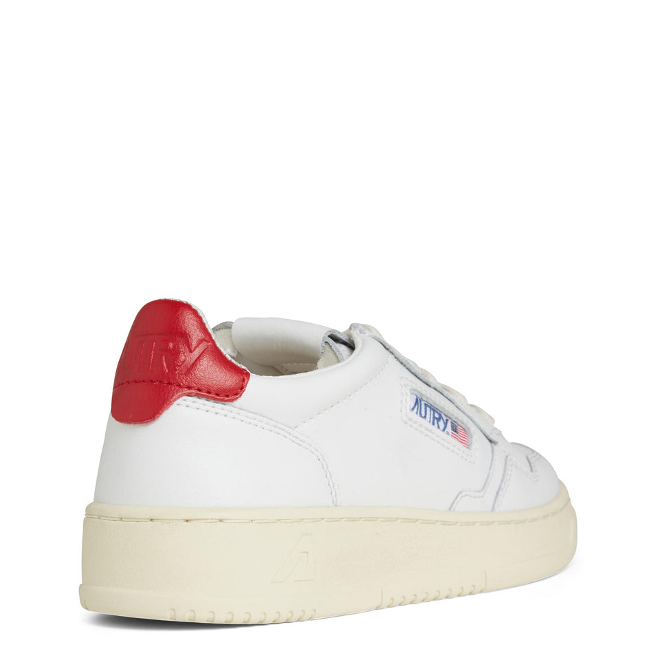 Senakers ''Medalist Low'' in pelle bianca AULW-LL21 WHT/RED AUTRY 