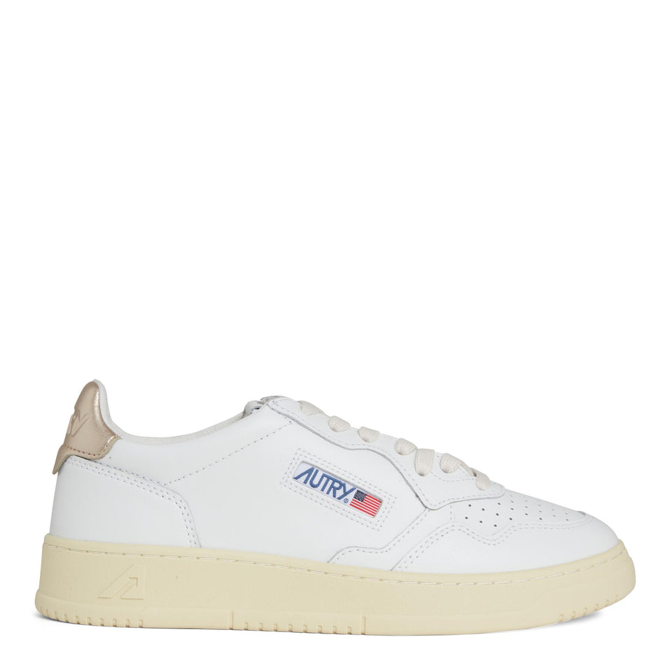 Sneakers ''Medalist Low'' in pelle bianca e oro AULW-LL06 WHT/GOLD AUTRY 