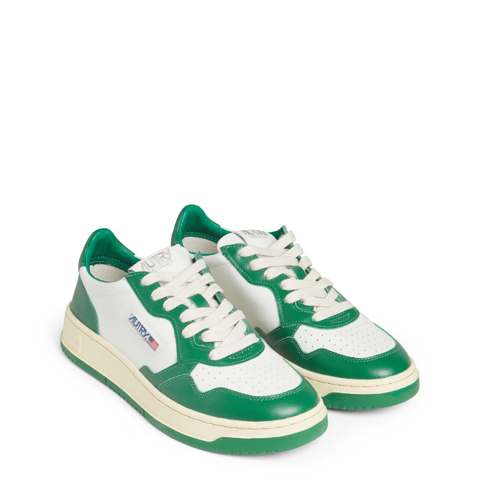 Senakers ''Medalist Low'' in pelle bianca e verde AUM WB03GREEN AUTRY 