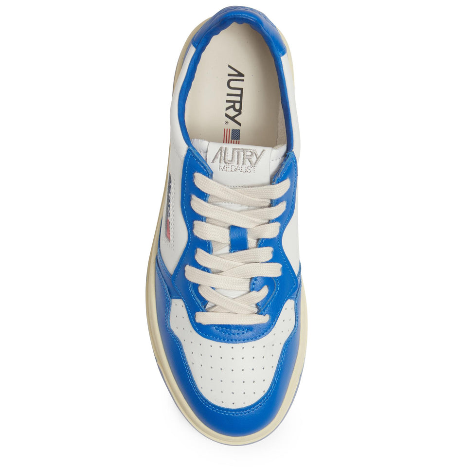 Senakers ''Medalist Low'' in pelle bianca e blu AUM WB15BLUE AUTRY 