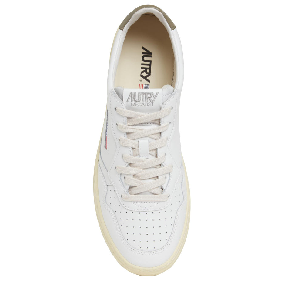 Sneakers " Medalist low" in pelle bianca e verde AULM-LL77 WHT/CVRTGR AUTRY 