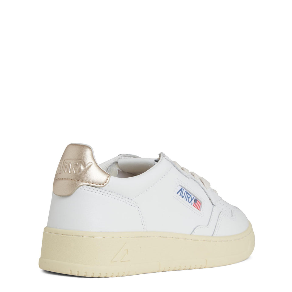 Sneakers ''Medalist Low'' in pelle bianca e oro AULW-LL06 WHT/GOLD AUTRY 