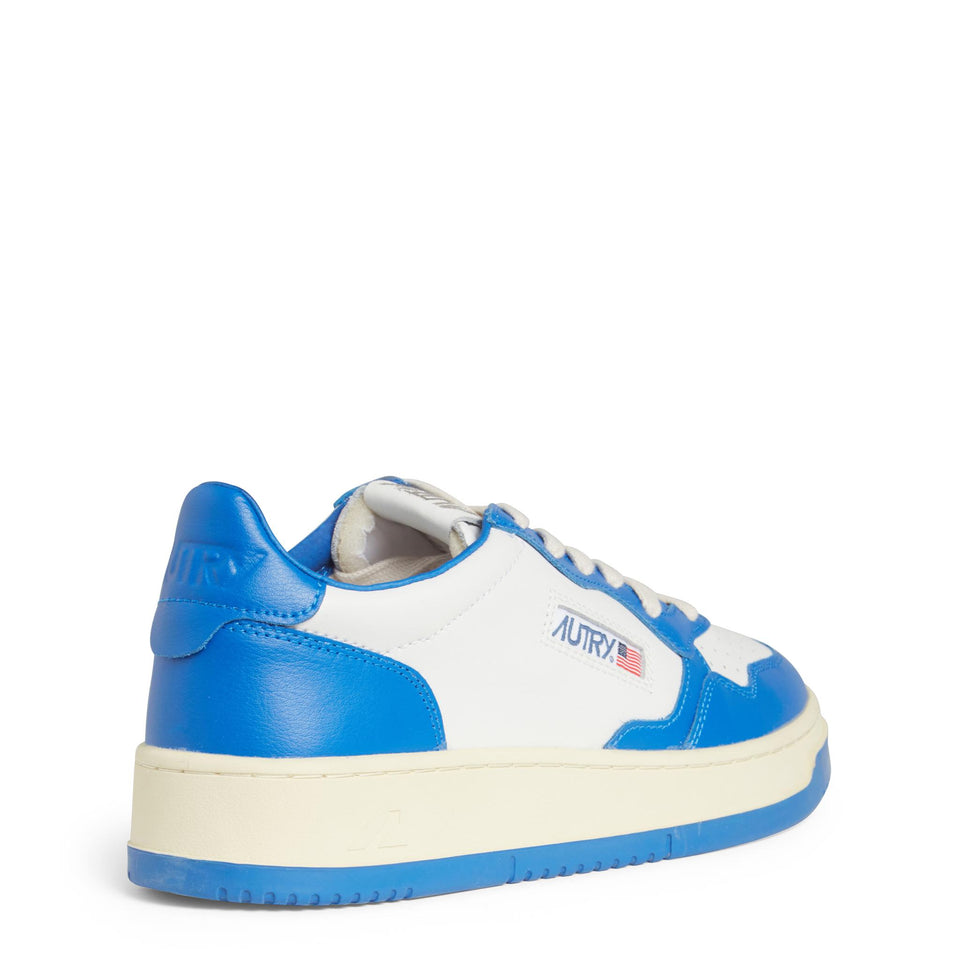 Senakers ''Medalist Low'' in pelle bianca e blu AUM WB15BLUE AUTRY 