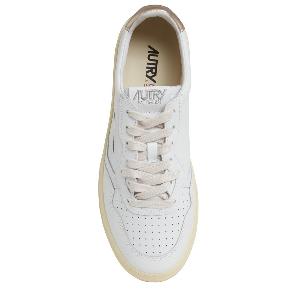 Sneakers ''Medalist Low'' in pelle bianca e oro AULW-LL06 WHT/GOLD AUTRY 