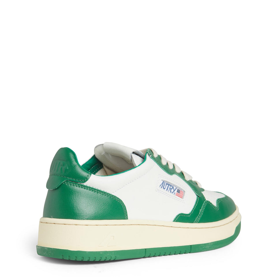 Senakers ''Medalist Low'' in pelle bianca e verde AUM WB03GREEN AUTRY 