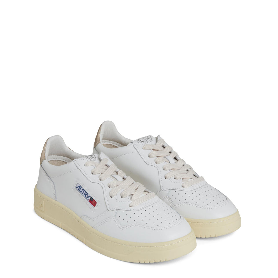 Sneakers ''Medalist Low'' in pelle bianca e oro AULW-LL06 WHT/GOLD AUTRY 