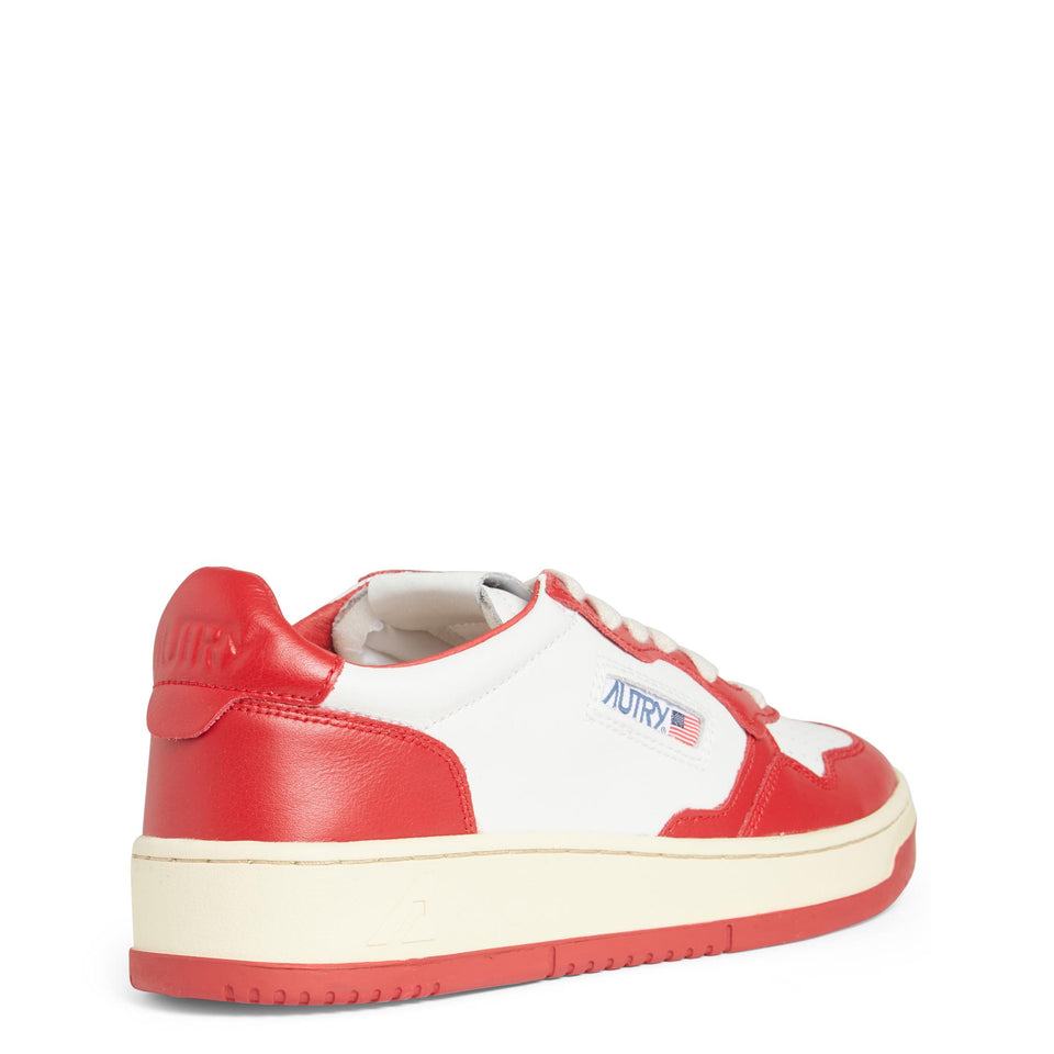 Senakers ''Medalist Low'' in pelle bianca e rossa AUM WB02RED AUTRY 