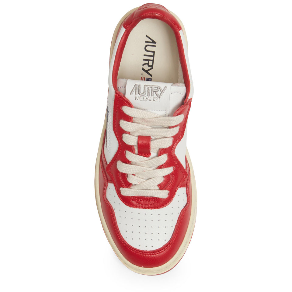 Senakers ''Medalist Low'' in pelle bianca e rossa AULW WB02RED AUTRY 