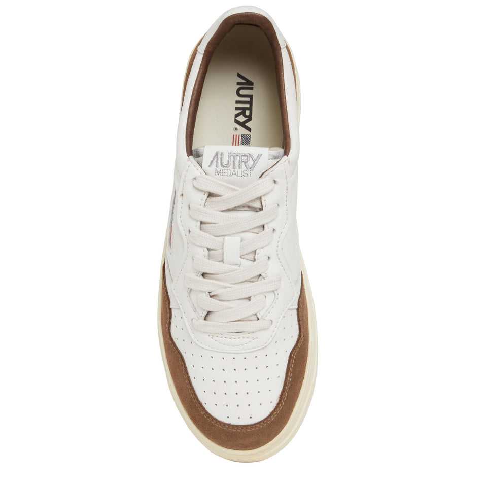 Sneakers ''Medalist Low'' in pelle bianca e marrone AULM-GS34 WHT/CIGAR AUTRY 