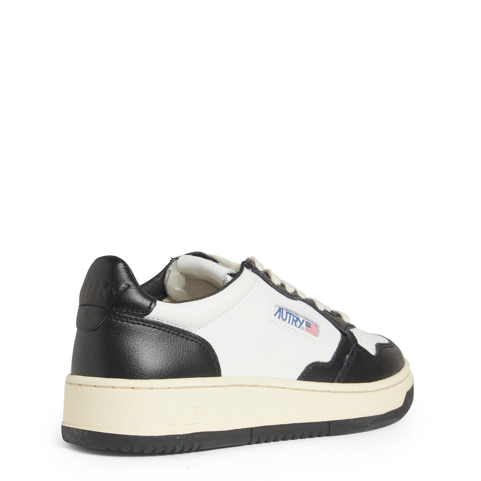 Senakers ''Medalist Low'' in pelle bianca e nera AUM WB01BLACK AUTRY 