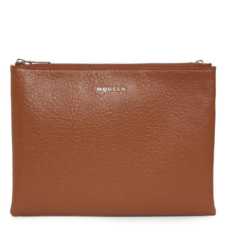 Pochette in pelle martellata marrone