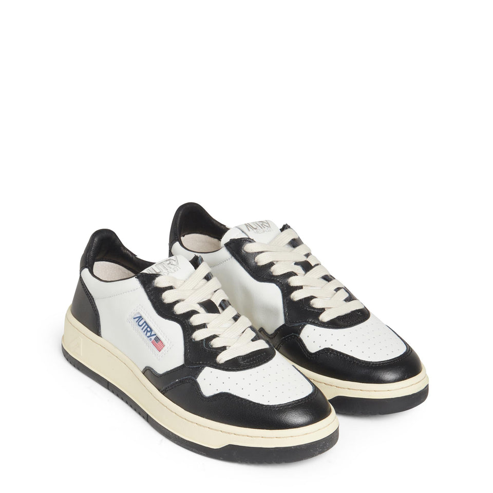 Senakers ''Medalist Low'' in pelle bianca e nera AUM WB01BLACK AUTRY 