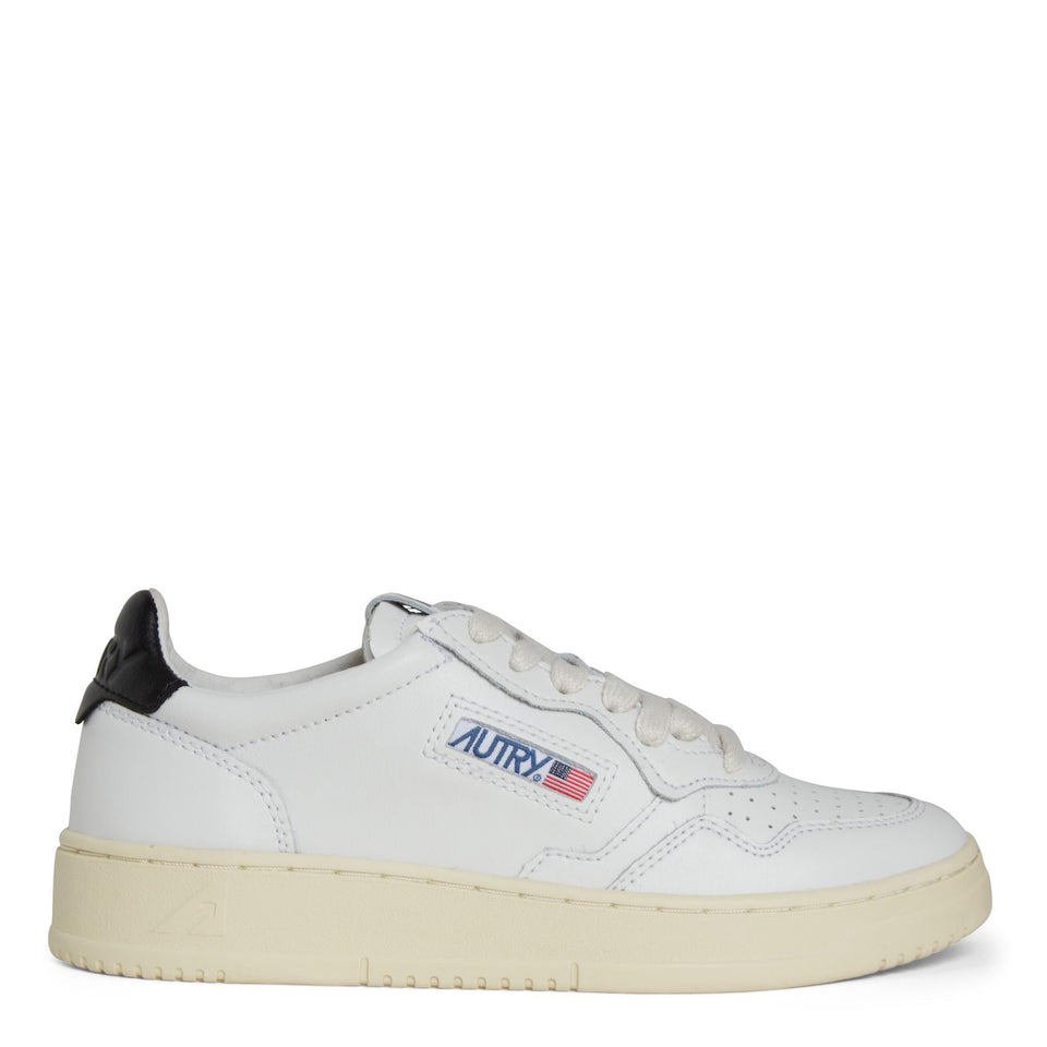 Sneakers ''Medalist Low'' in pelle bianca e nera AULW LL22WHT/BLACK AUTRY 