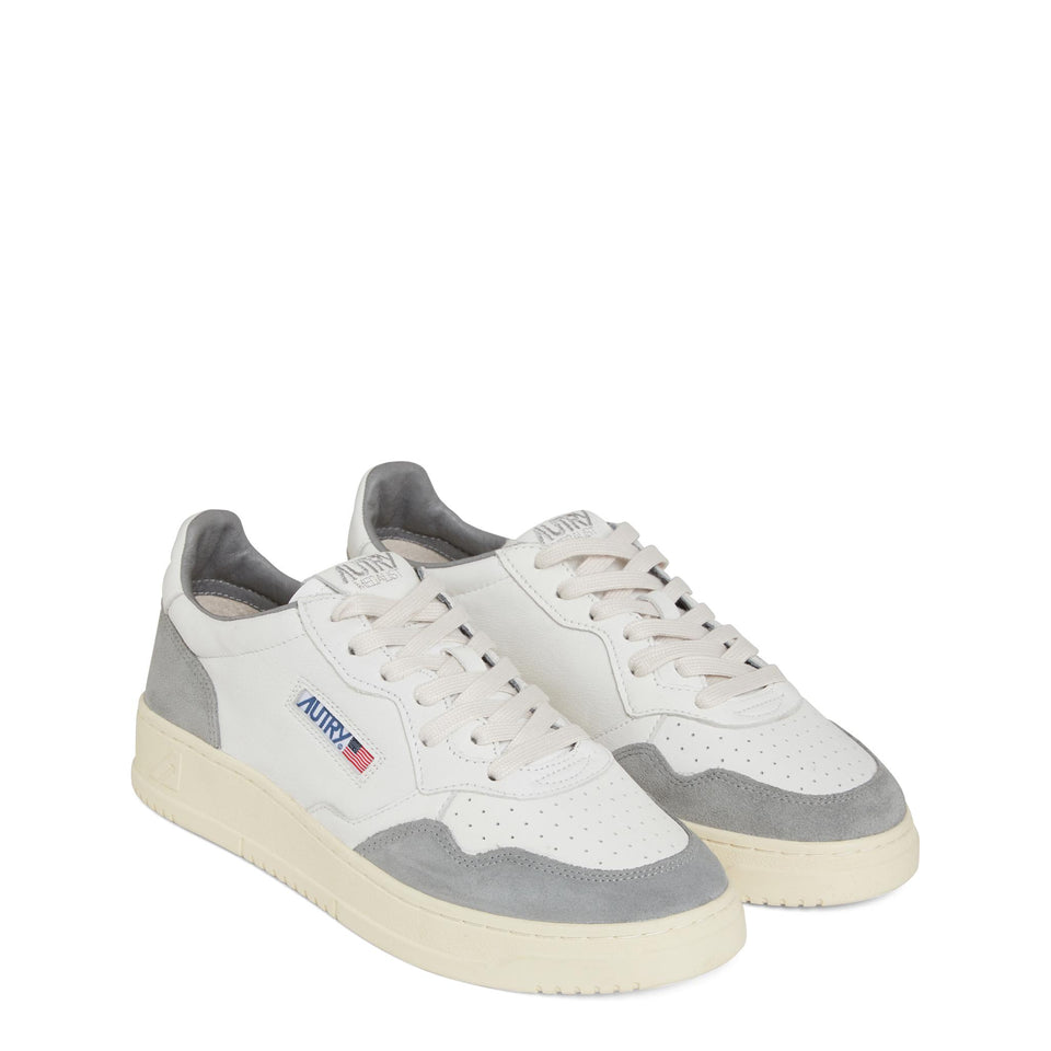 Sneakers ''Medalist Low'' in pelle bianca e grigia AULM-GS37 WHT/GREY AUTRY 