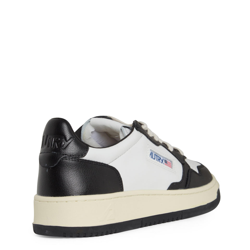 Sneakers ''Medalist Low'' in pelle bianca e nera AULW WB01WHT/BLK AUTRY 