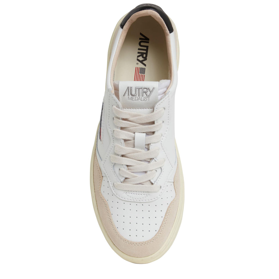 Sneakers ''Medalist Low'' in pelle bianca e nera AULW-LS21 WHT/BLK AUTRY 