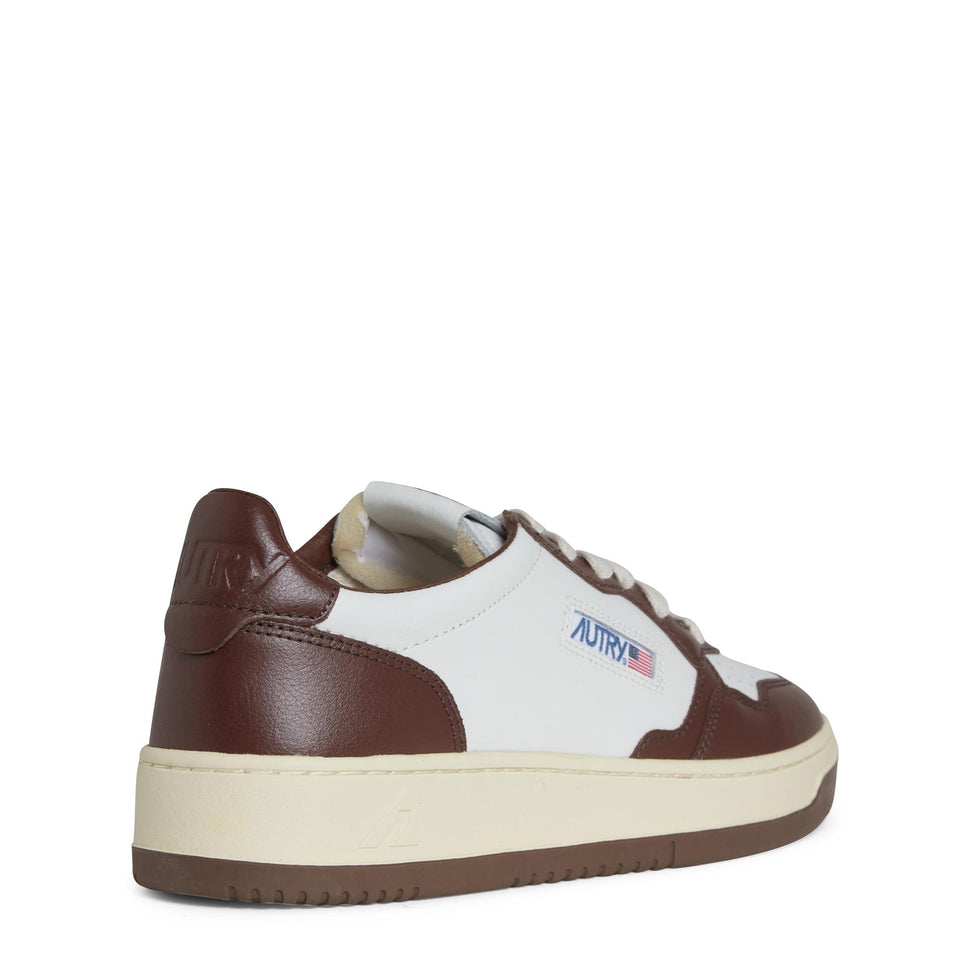 Sneakers ''Medalist Low'' in pelle bianca e marrone AULM WB46WHT/CHESTNUT AUTRY 