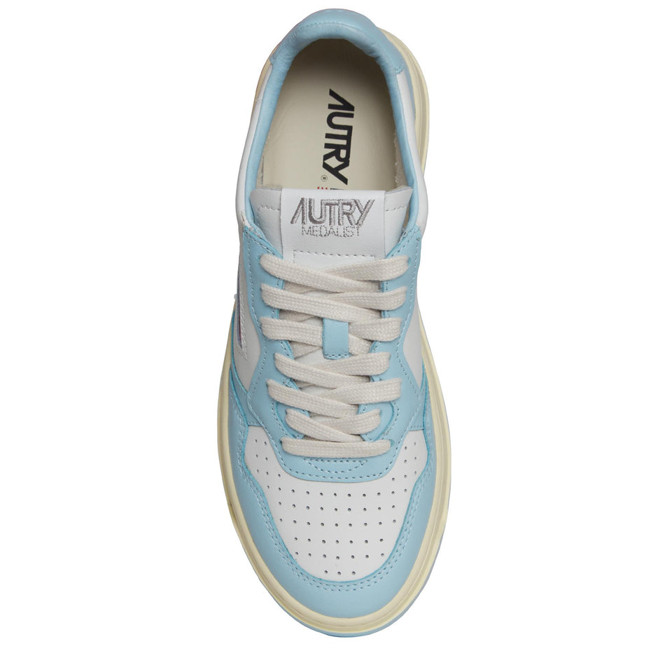 Senakers ''Medalist Low'' in pelle bianca e azzurra AULW WB40WHT/ST BLUE AUTRY 
