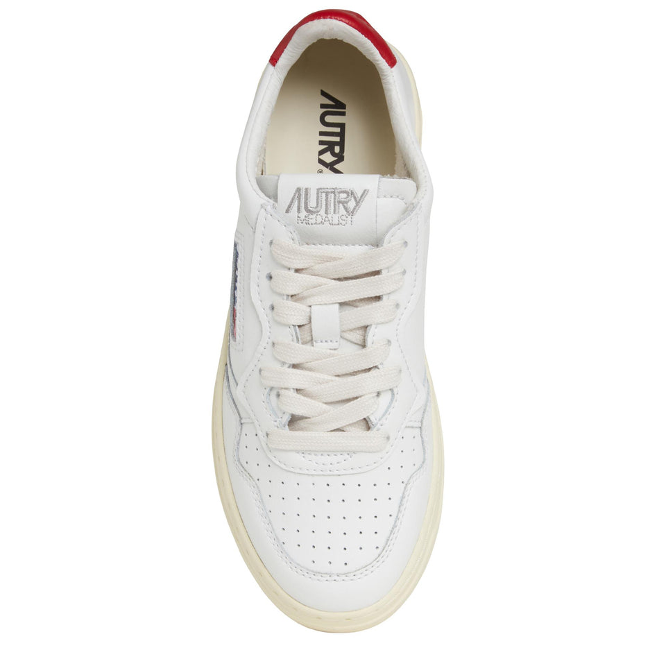 Senakers ''Medalist Low'' in pelle bianca AULW-LL21 WHT/RED AUTRY 