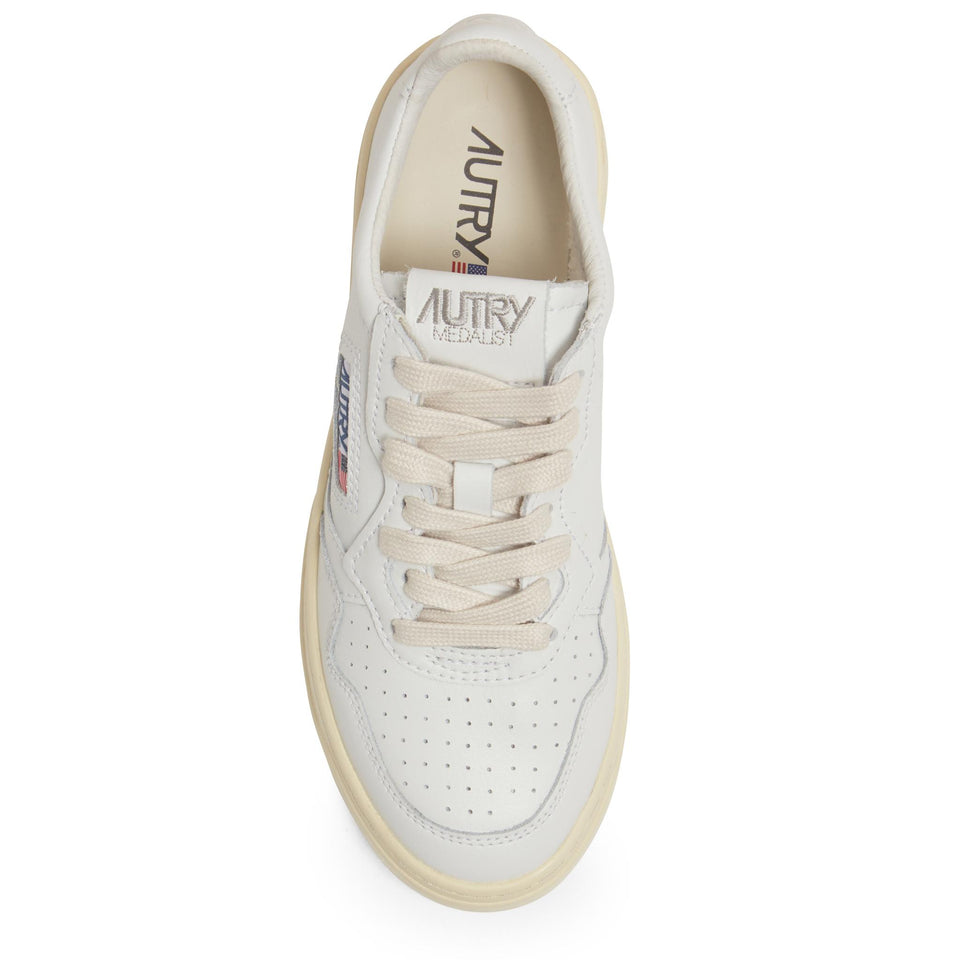 Senakers ''Medalist Low'' in pelle bianca AULW LL15WHTWHT AUTRY 