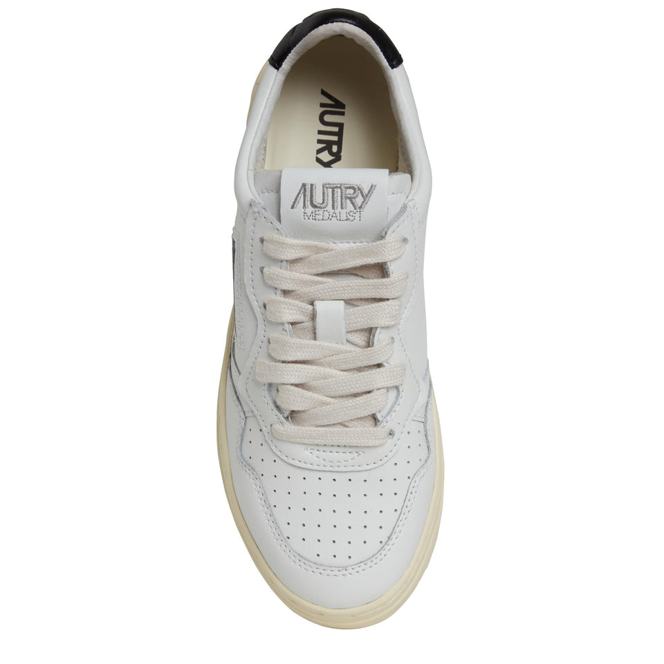 Sneakers ''Medalist Low'' in pelle bianca e nera AULW LL22WHT/BLACK AUTRY 