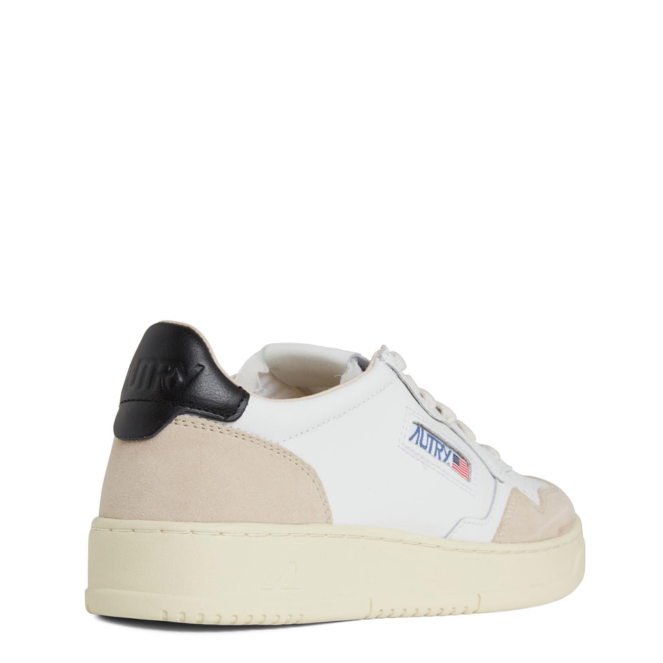 Sneakers ''Medalist Low'' in pelle bianca e nera AULW-LS21 WHT/BLK AUTRY 