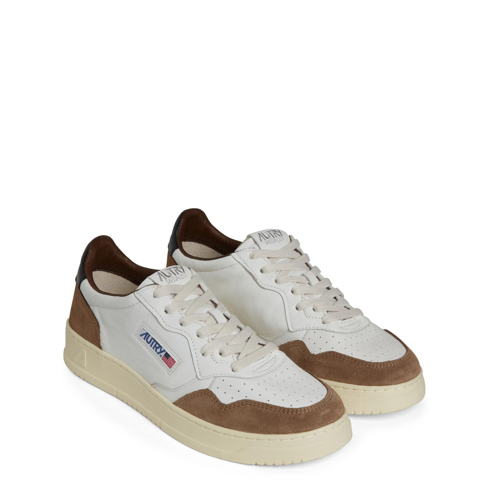 Sneakers ''Medalist Low'' in pelle bianca e marrone AULM GS21CIGAR/BLK AUTRY 