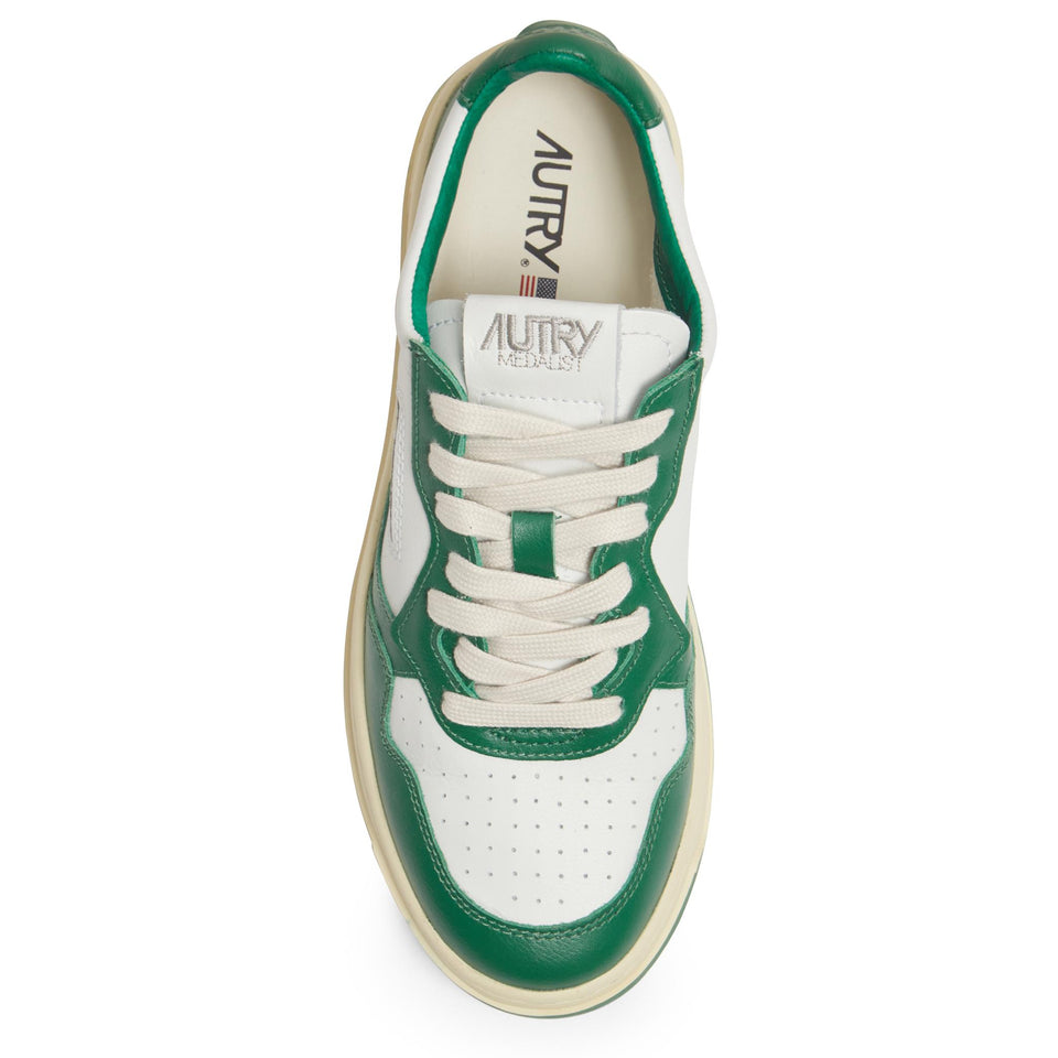 Senakers ''Medalist Low'' in pelle bianca e verde AUM WB03GREEN AUTRY 