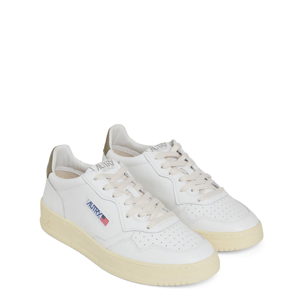 Sneakers " Medalist low" in pelle bianca e verde AULM-LL77 WHT/CVRTGR AUTRY 
