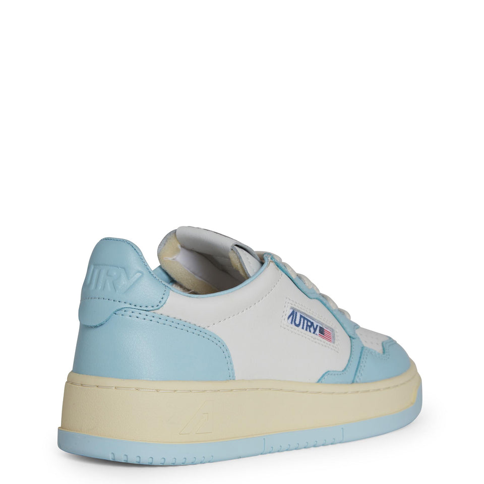 Senakers ''Medalist Low'' in pelle bianca e azzurra AULW WB40WHT/ST BLUE AUTRY 