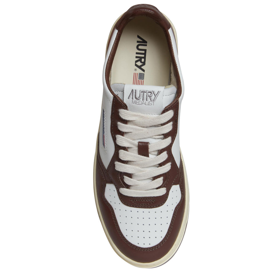 Sneakers ''Medalist Low'' in pelle bianca e marrone AULM WB46WHT/CHESTNUT AUTRY 