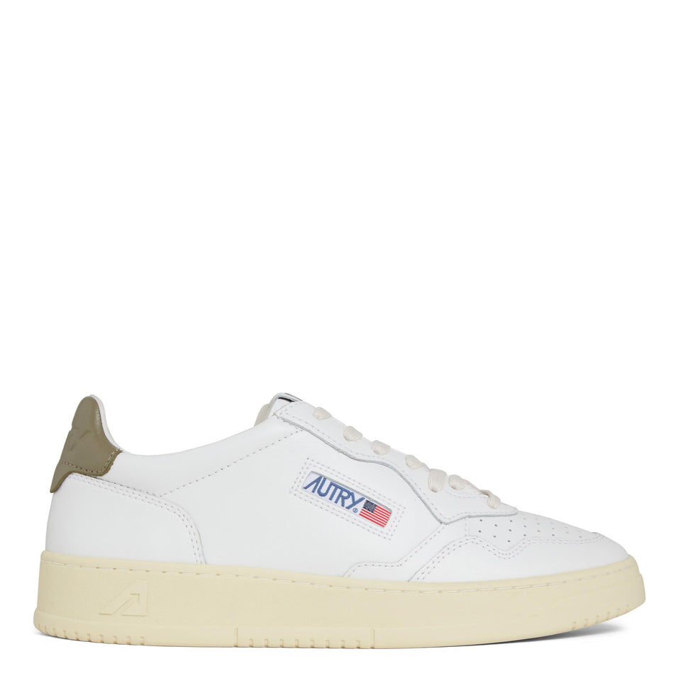 Sneakers " Medalist low" in pelle bianca e verde AULM-LL77 WHT/CVRTGR AUTRY 