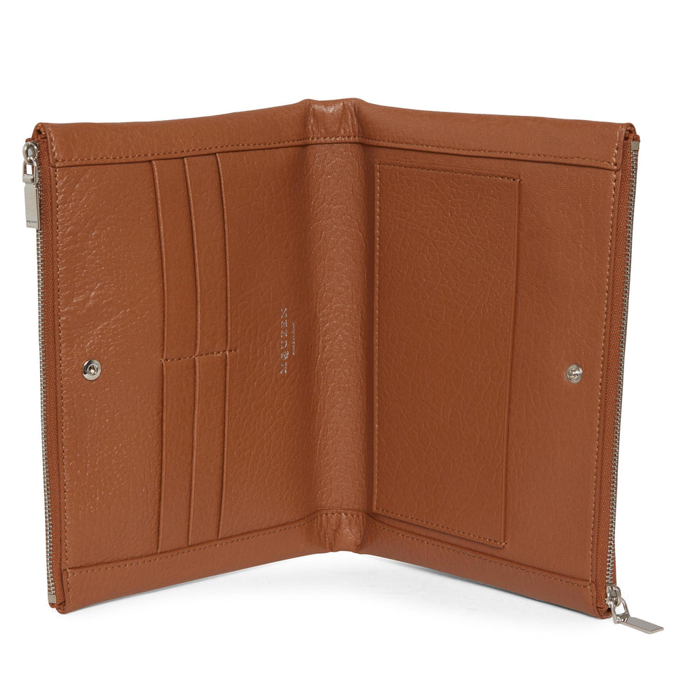 Pochette in pelle martellata marrone