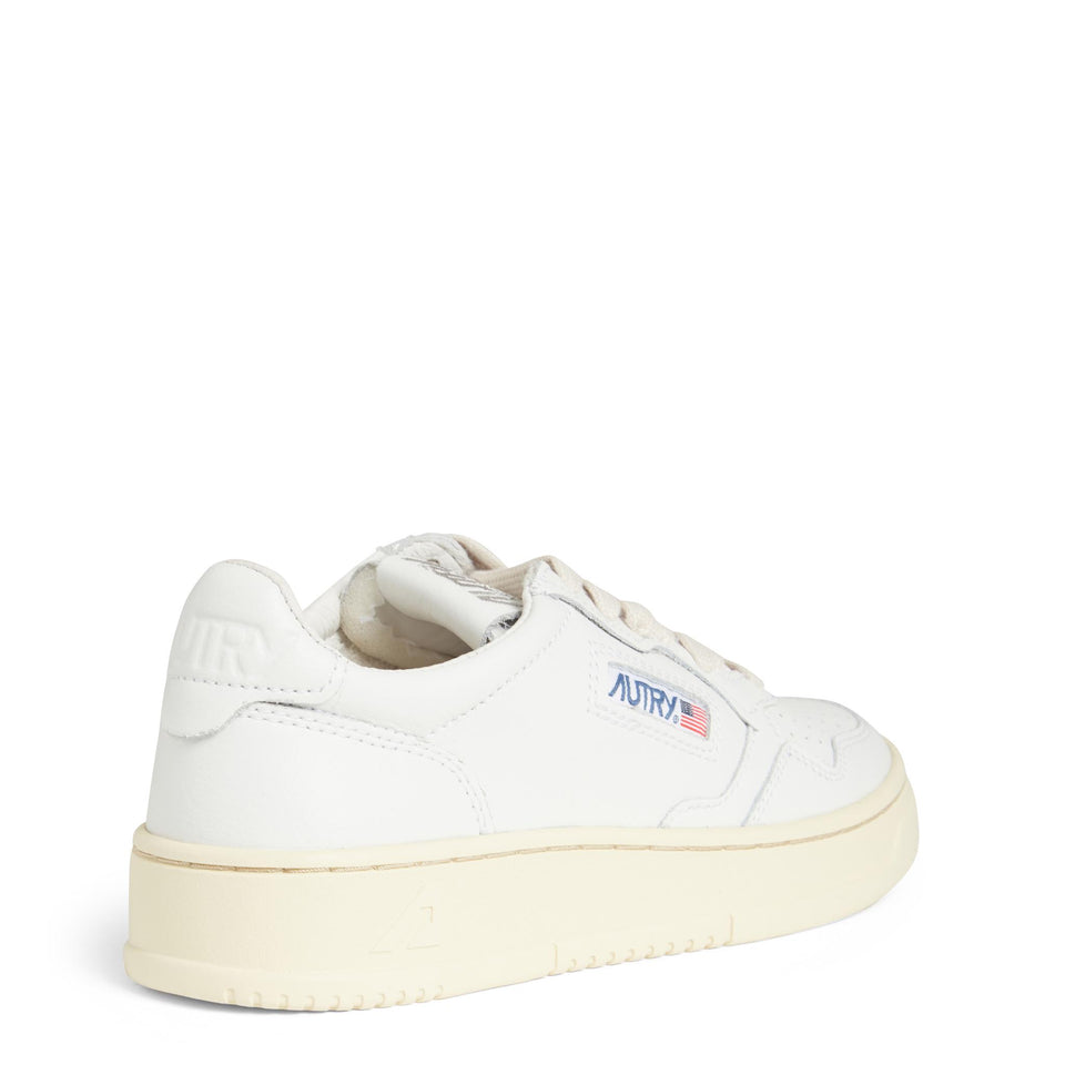 Senakers ''Medalist Low'' in pelle bianca AULW LL15WHTWHT AUTRY 