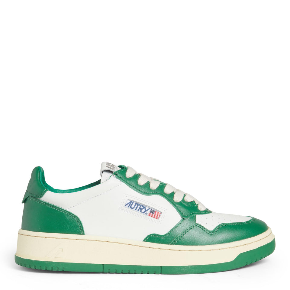 Senakers ''Medalist Low'' in pelle bianca e verde AUM WB03GREEN AUTRY 