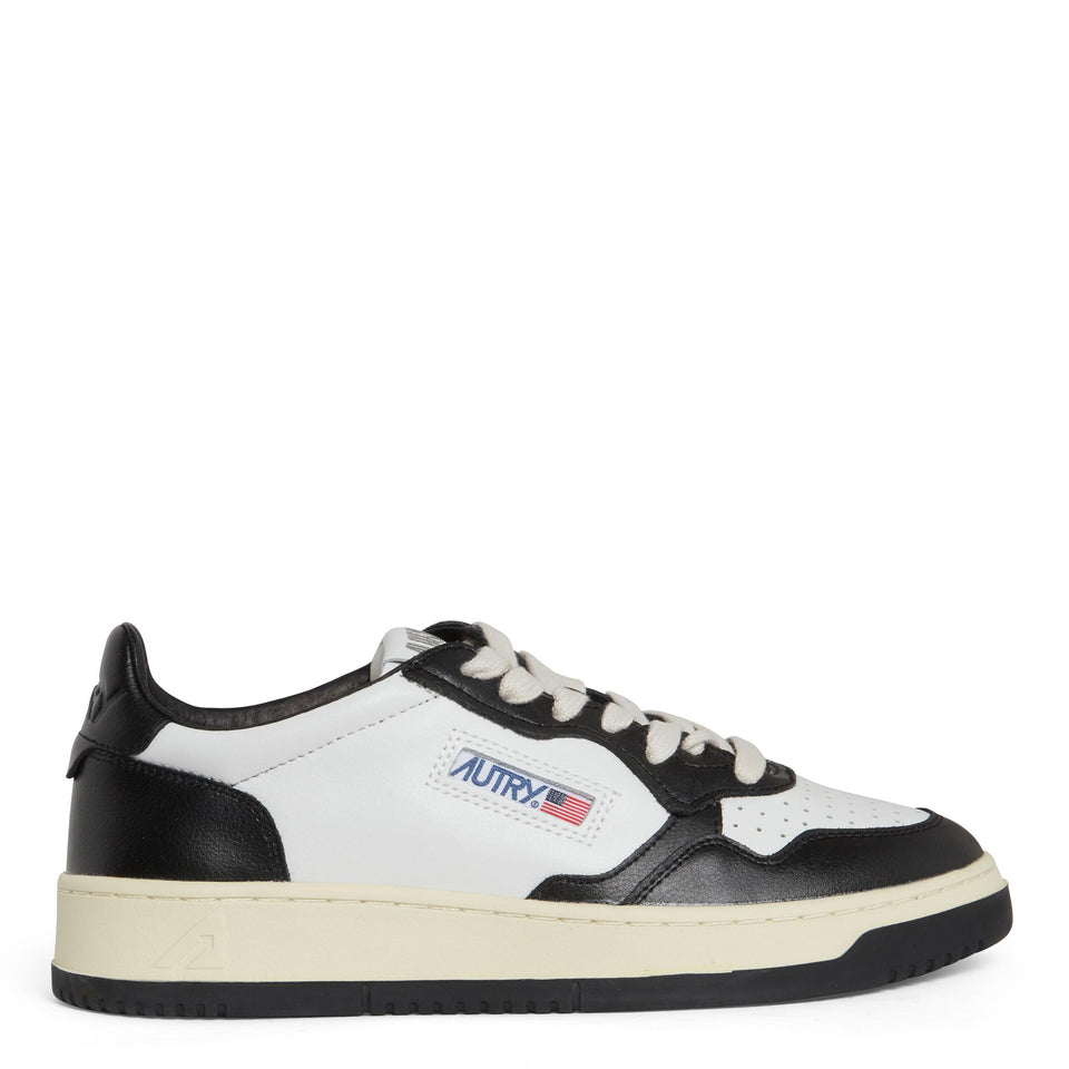 Sneakers ''Medalist Low'' in pelle bianca e nera AULW WB01WHTBLK AUTRY 