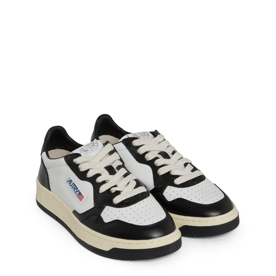 Sneakers ''Medalist Low'' in pelle bianca e nera AULW WB01WHT/BLK AUTRY 