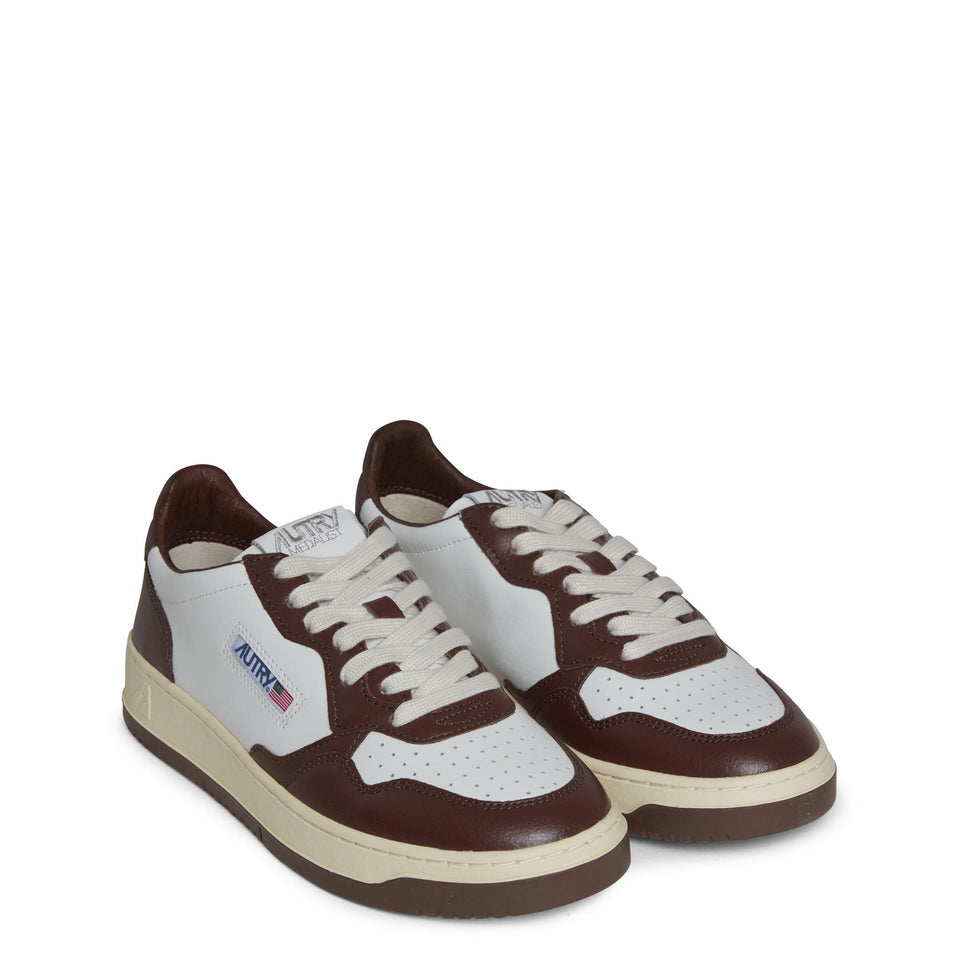 Sneakers ''Medalist Low'' in pelle bianca e marrone AULM WB46WHT/CHESTNUT AUTRY 