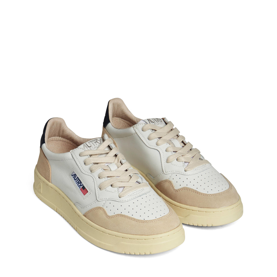Senakers ''Medalist Low'' in pelle bianca e blu AULM LS28WHT/BLUE AUTRY 